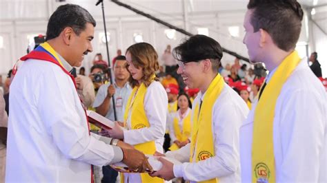 iguana tiktok nud|Fotos: Presidente Maduro entregó títulos a nuevos médicos .